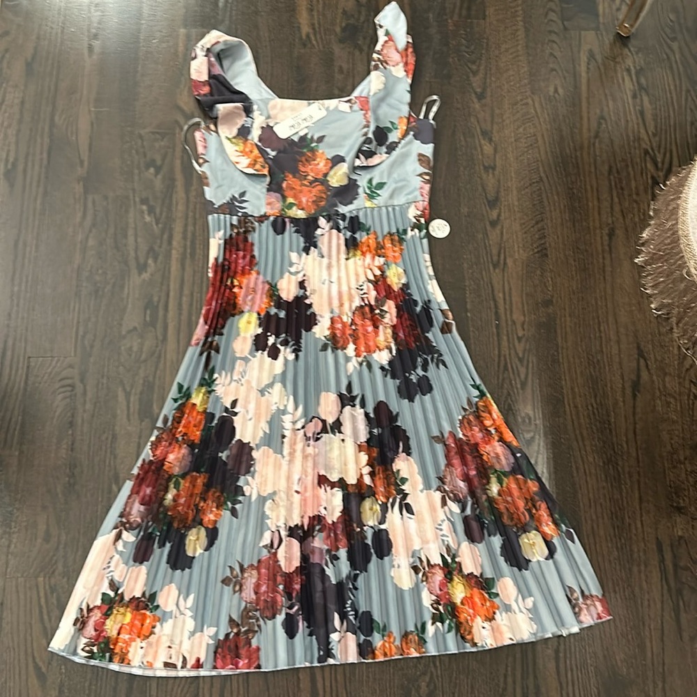 BNWT Chi Chi London Pleated Floral Dress